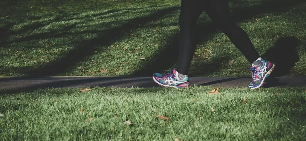 걷고 있는 두 다리