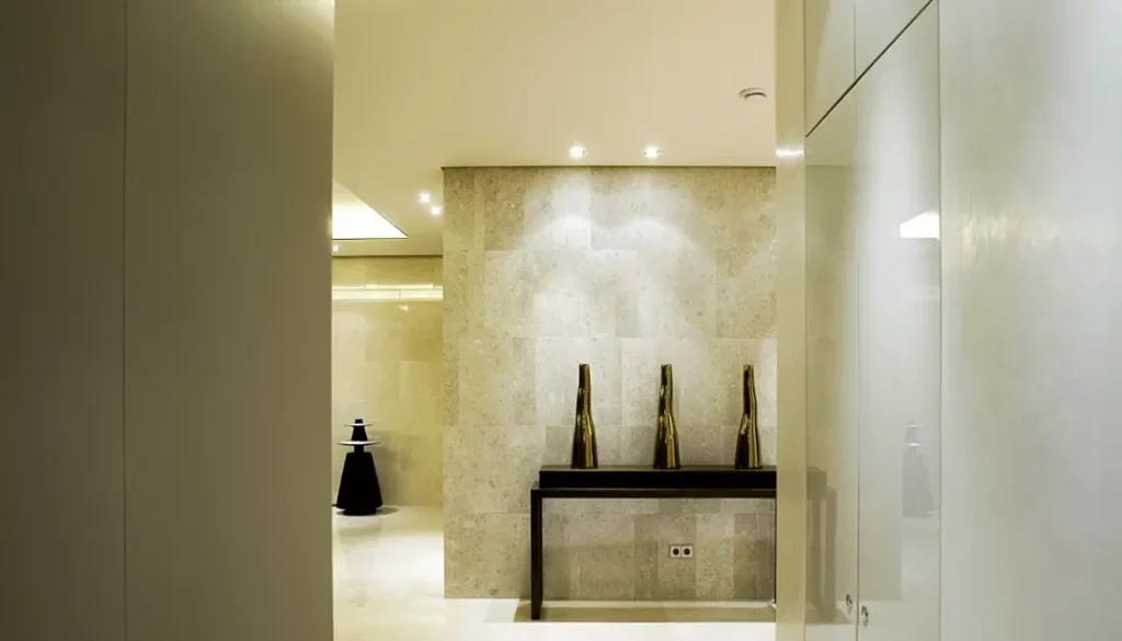 복도 끝에 조형물이 있는 모습