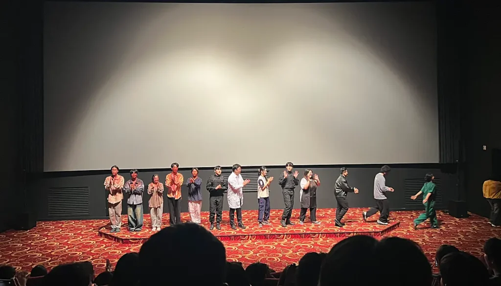 영화관에 여러 사람이 서 있는 모습