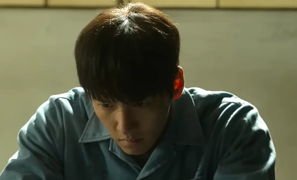 죄수복을 입은 남자