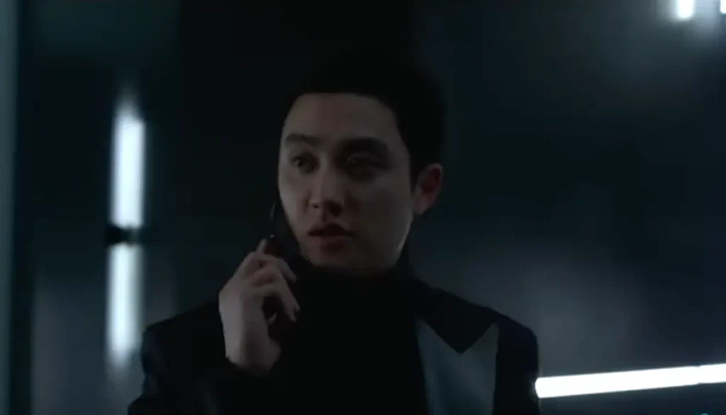 전화하고 있는 남자