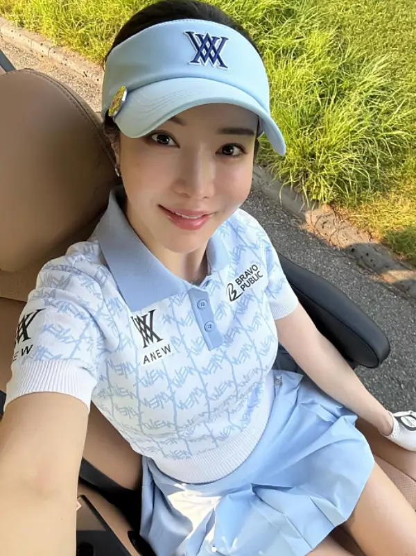 안신애 골프장에 있는 모습