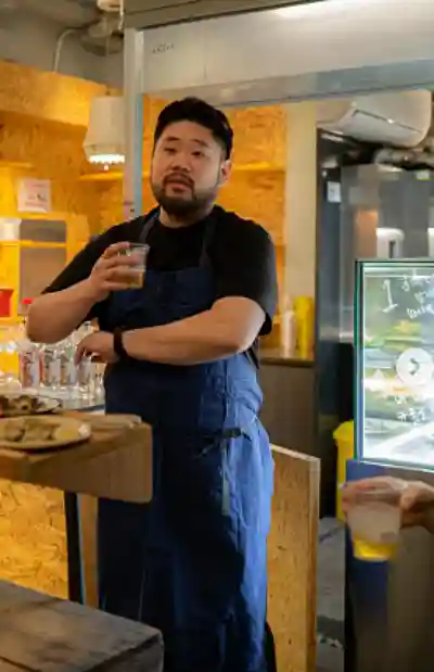 흑백요리사2 요리괴물 이하성 셰프가 컵을 들고 있는 모습