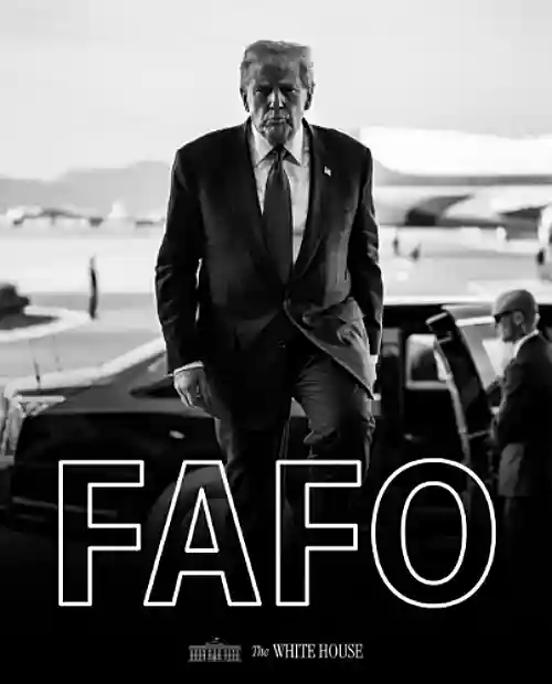 뒤에 김해공항을 배경으로 트럼프가 걷는 모습, FAFO라는 글자