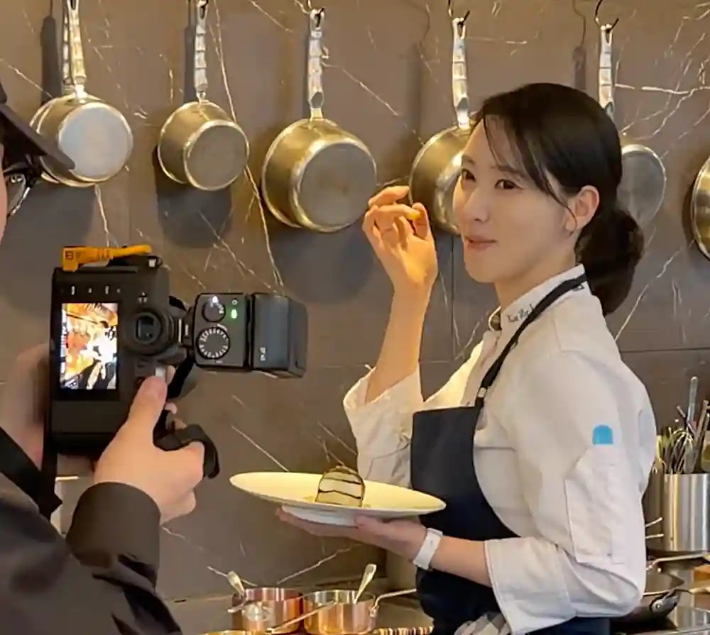 김희은 셰프가 접시를 들고 있는 장면
