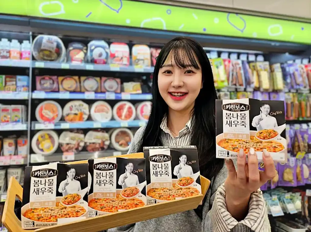 한 여성이 봄나물 새우죽을 들고 있는 모습