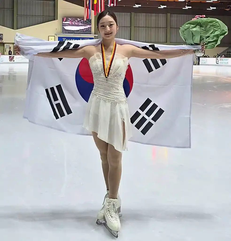 신지아 선수가 태극기를 들고 양팔을 벌리고 있는 모습