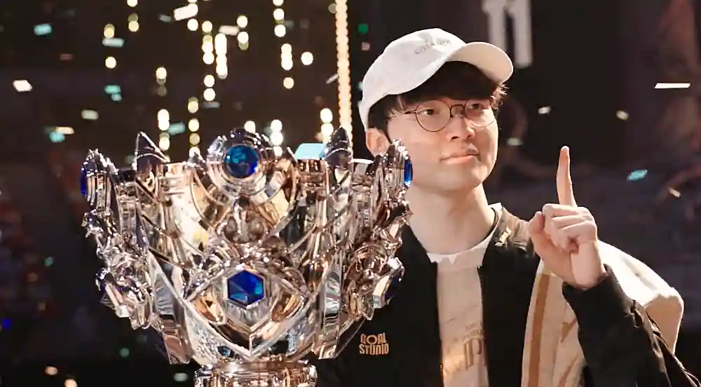 페이커가 우승 트로피를 들고 있는 사진